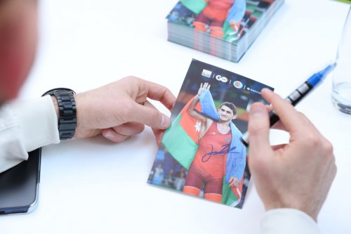 Güləşçilərimiz azarkeşləri mükafatlandırdı - FOTOLAR