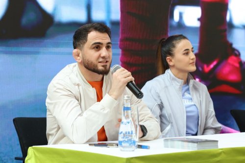 Güləşçilərimiz azarkeşləri mükafatlandırdı - FOTOLAR