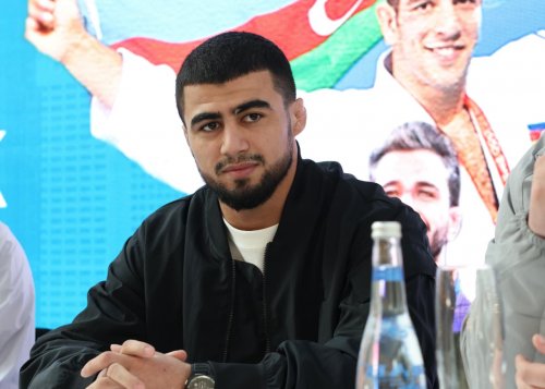 Güləşçilərimiz azarkeşləri mükafatlandırdı - FOTOLAR