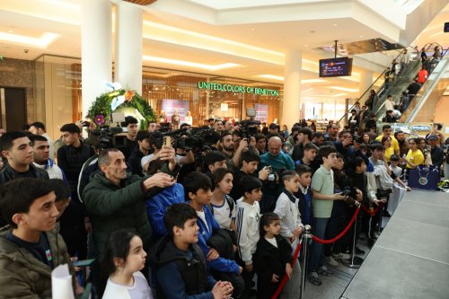 Güləşçilərimiz azarkeşləri mükafatlandırdı - FOTOLAR