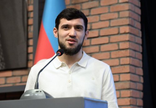 Fərid Qayıbov ötən ay fərqlənən idmançılarla görüşüb - FOTOLAR