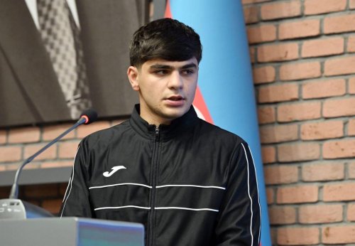 Fərid Qayıbov ötən ay fərqlənən idmançılarla görüşüb - FOTOLAR