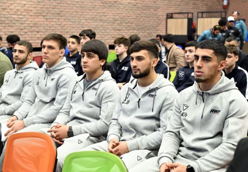 Fərid Qayıbov ötən ay fərqlənən idmançılarla görüşüb - FOTOLAR