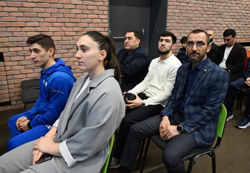 Fərid Qayıbov ötən ay fərqlənən idmançılarla görüşüb - FOTOLAR