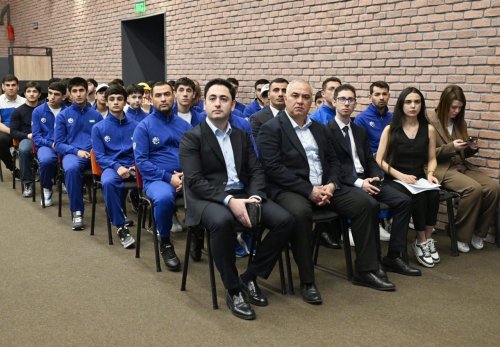 Fərid Qayıbov ötən ay fərqlənən idmançılarla görüşüb - FOTOLAR