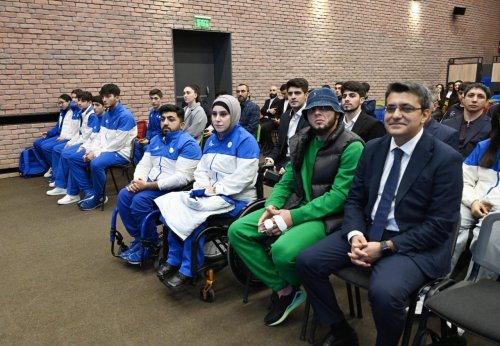 Fərid Qayıbov ötən ay fərqlənən idmançılarla görüşüb - FOTOLAR