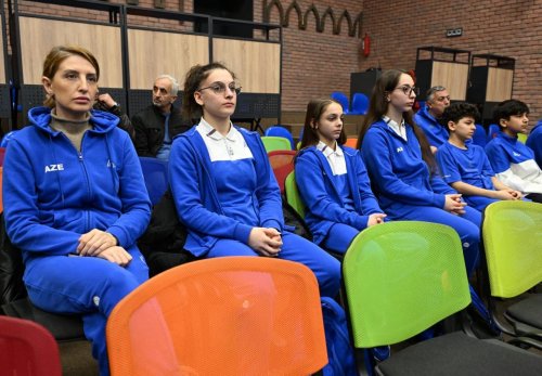 Fərid Qayıbov ötən ay fərqlənən idmançılarla görüşüb - FOTOLAR