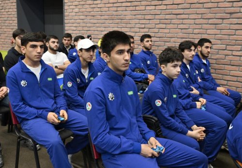 Fərid Qayıbov ötən ay fərqlənən idmançılarla görüşüb - FOTOLAR