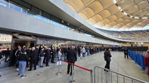 Luçesku ilə stadionda vidalaşdılar - FOTOLAR