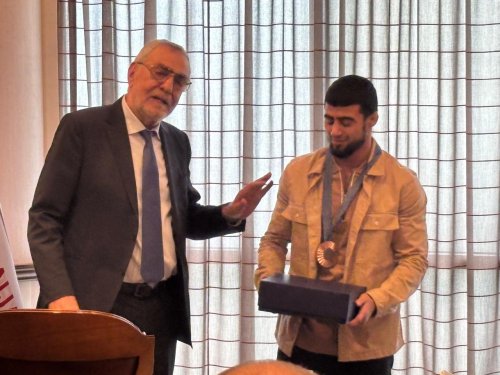 Olimpiya medalçılarımız yeni mükafatlarına qovuşdu - FOTOLAR Olimpiya medalçılarımız yeni mükafatlarına qovuşdu - FOTOLAR