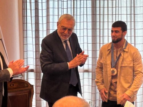 Olimpiya medalçılarımız yeni mükafatlarına qovuşdu - FOTOLAR Olimpiya medalçılarımız yeni mükafatlarına qovuşdu - FOTOLAR