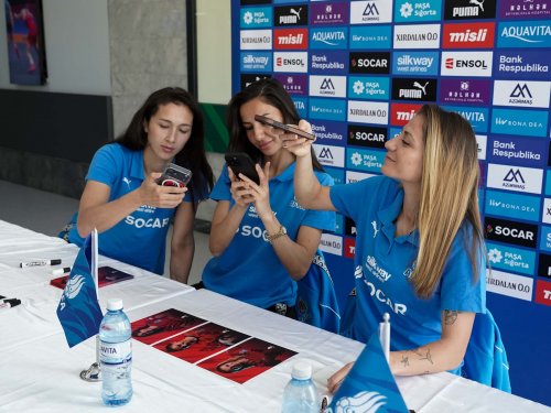 Millinin futbolçuları azarkeşlərlə görüşdü - FOTOLAR