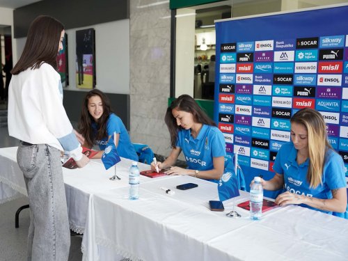 Millinin futbolçuları azarkeşlərlə görüşdü - FOTOLAR