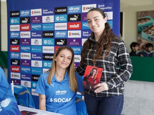 Millinin futbolçuları azarkeşlərlə görüşdü - FOTOLAR