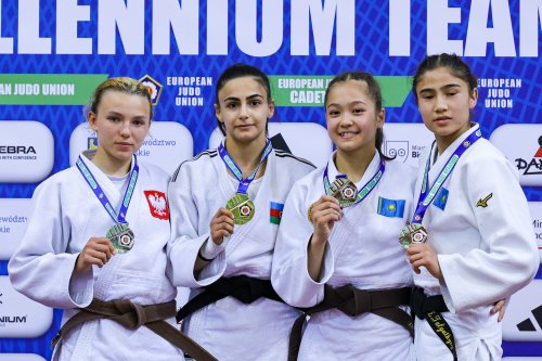 Cüdoçularımız bir günə 8 medal qazandı - FOTOLAR Cüdoçularımız bir günə 8 medal qazandı - FOTOLAR