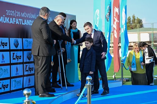 Elxan Səmədov ilk dəfə mükafatlandırma mərasimində - FOTOLAR Elxan Səmədov ilk dəfə mükafatlandırma mərasimində - FOTOLAR