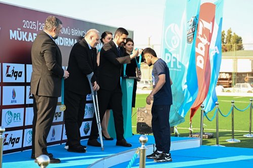Elxan Səmədov ilk dəfə mükafatlandırma mərasimində - FOTOLAR Elxan Səmədov ilk dəfə mükafatlandırma mərasimində - FOTOLAR