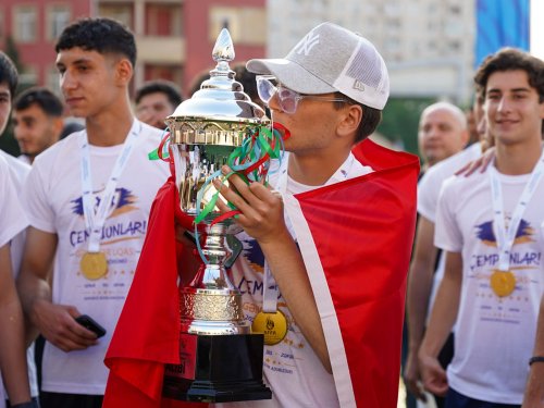 "Qarabağ" və mövsümün oyunçusu təltif olundu - FOTOLAR "Qarabağ" və mövsümün oyunçusu təltif olundu - FOTOLAR